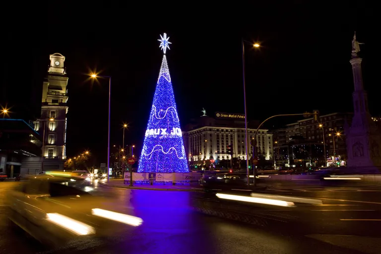 Värvimuutev jõulupuu. Foto: AFP