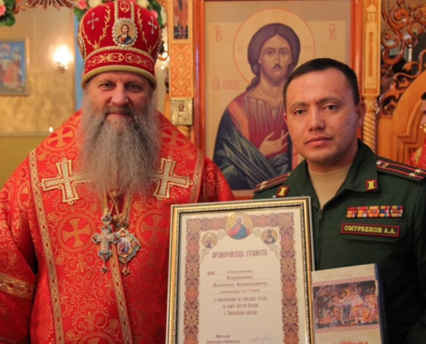 Venemaa kolonelleitnant Azatbek Omurbekov (paremal) Vene õigeusu preestriga