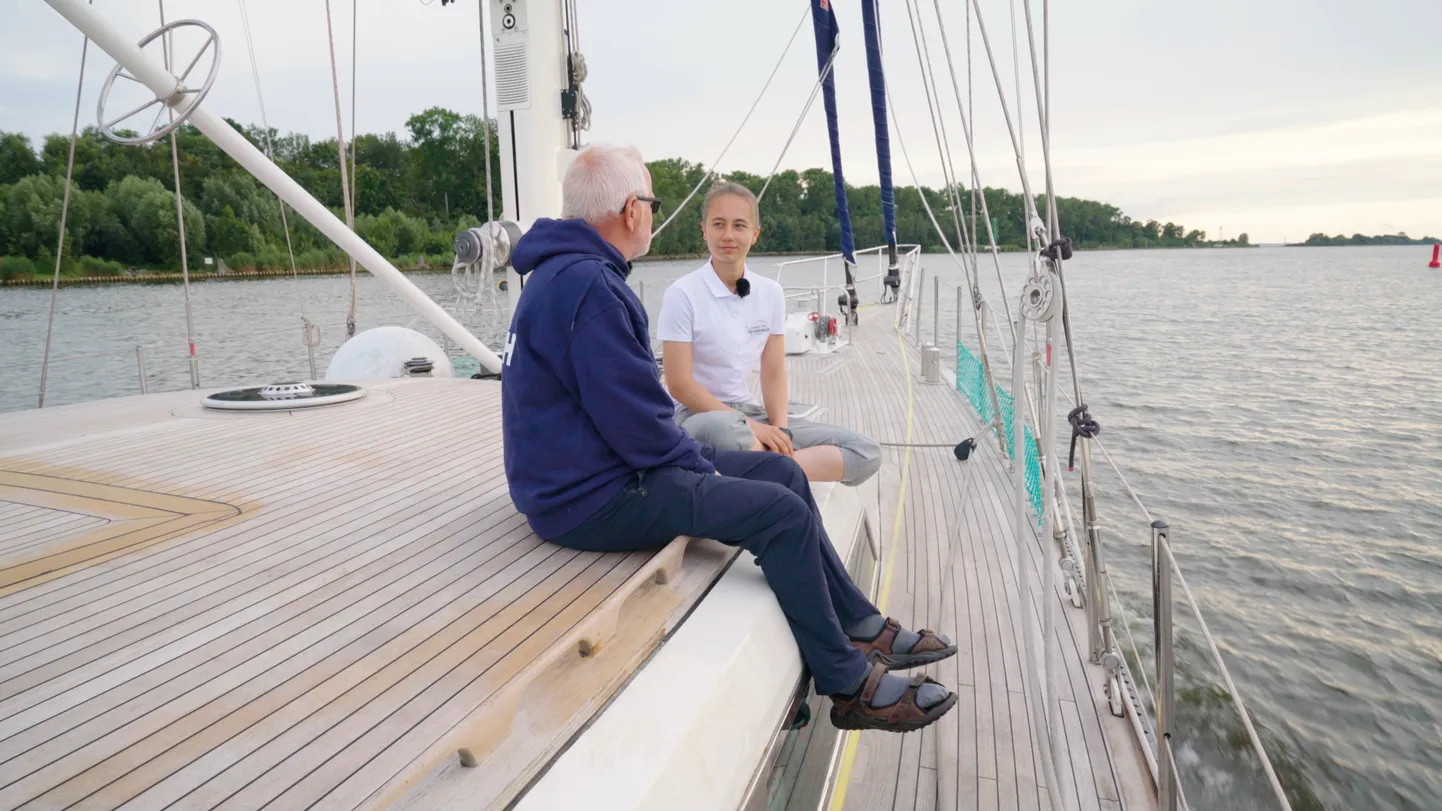Полярный исследователь Энн Кауп и юнга Каролина Вайно разговаривают на борту «Адмирала Беллинсгаузена».