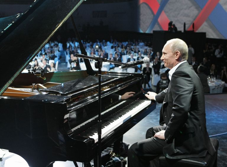 Vladimir Putin 2010. aastal heategevuskontserdil klaveri taga, siis oli ta Venemaa peaminister / RIA Novosti/Reuters/Scanpix
