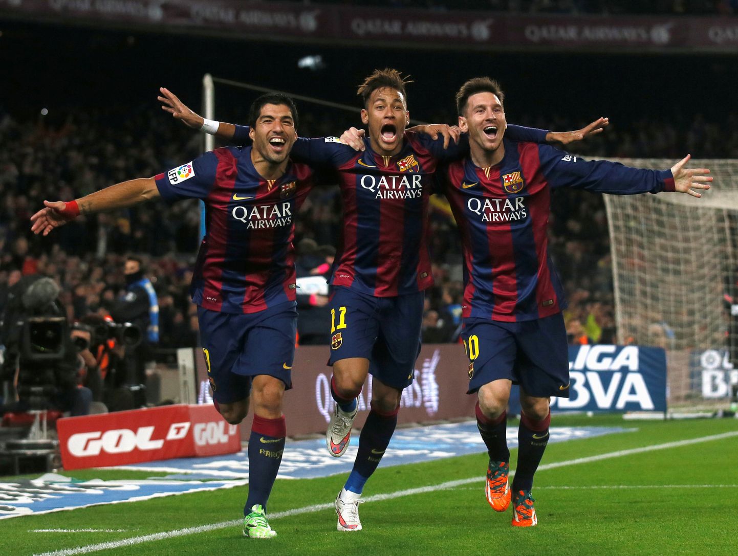 Neymar (keskel) koos Lionel Messiga (paremal) väravat tähistamas.