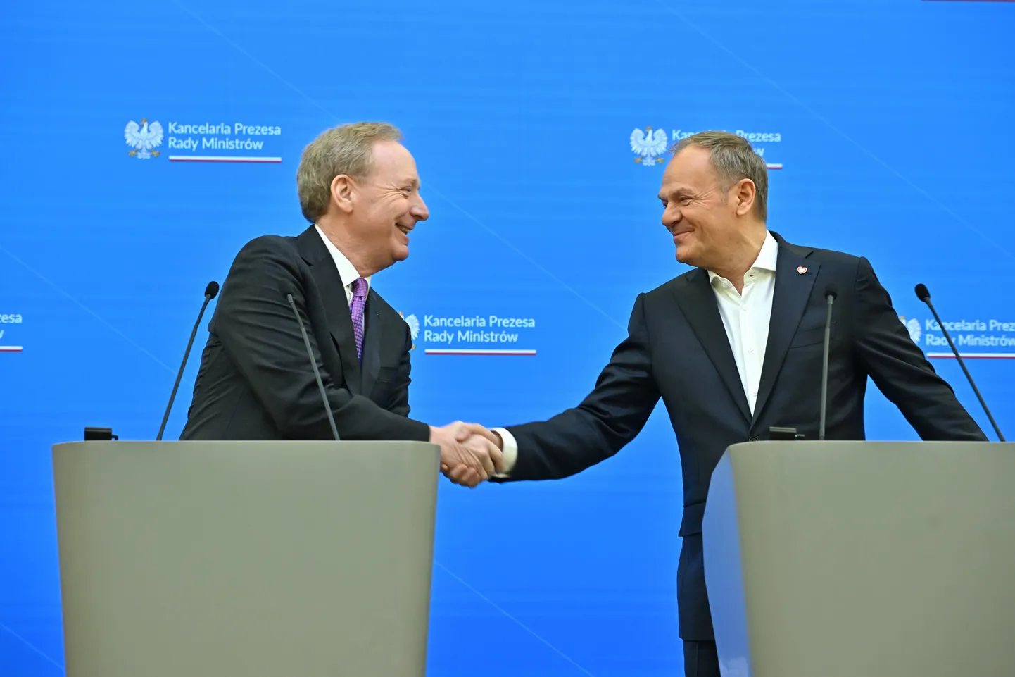 Poola peaminister Donald Tusk kohtus eile Microsofti presidendi Brad Smithiga ja lõi käed üle poole miljardi investeerimiseks Poola kunstmõistuse arendusse.