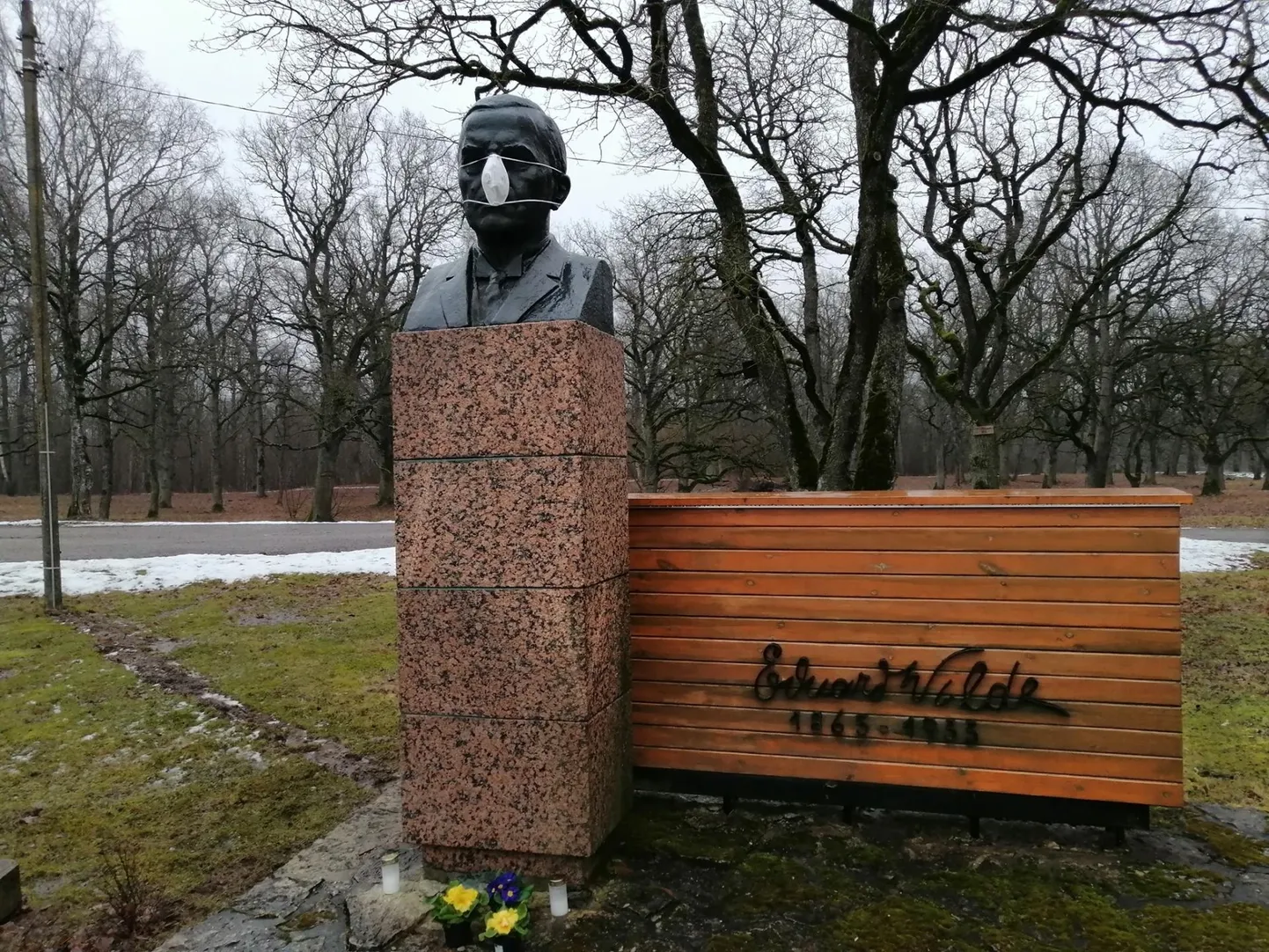 Et ka järgmisel aastal saaks Vilde kirjandusauhinda välja anda, on sotsiaalteenistus asunud Pajusti klubi läheduses asuvat Vildet kaitsma tänapäevaste haiguste eest.