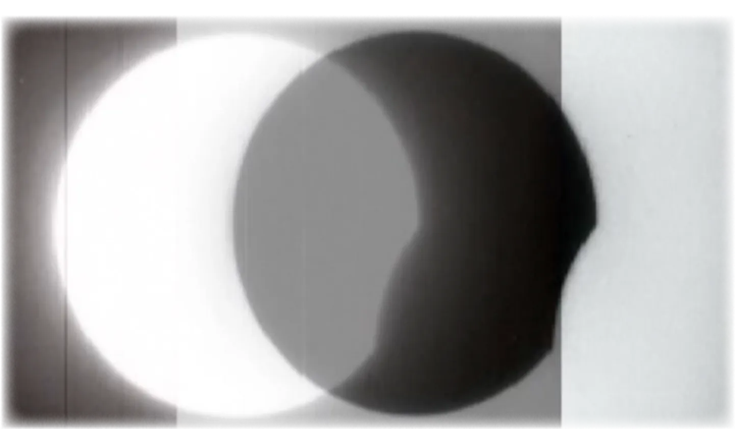 «Täieliku päikesevarjutuse tsoon», Mika Taanila. 2006, 6 min, film performance, 16mm x 2, Soome.