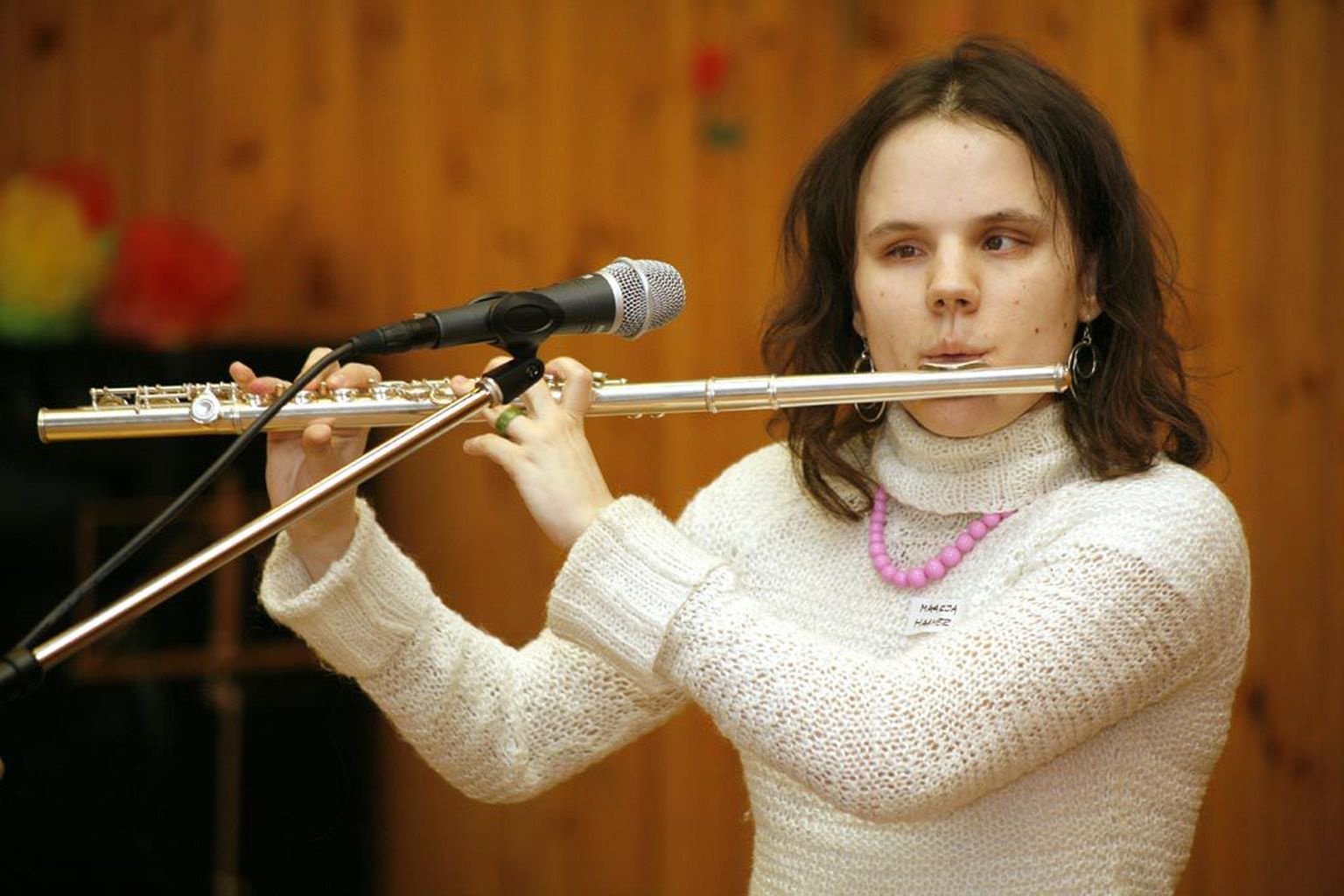 Flööt on üks vanimaid muusikariistu, Tartu ülikooli Viljandi kultuuriakadeemia tudeng Maarja Haamer mängib sellel küljelt puhutaval pillil “Vormsi labajalavalssi”.