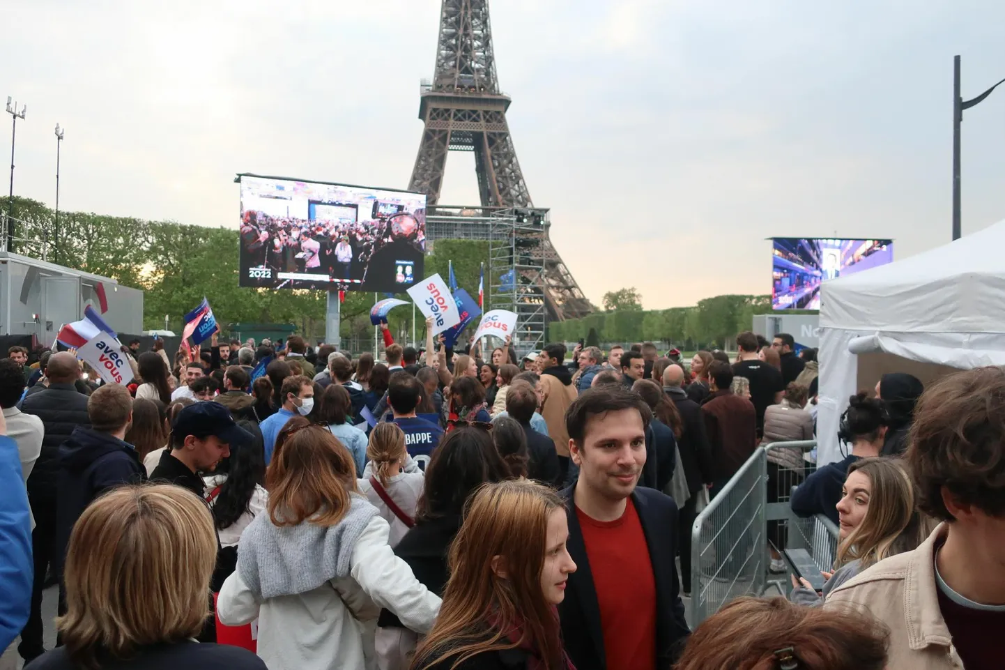 Emmanuel Macroni toetajad Pariisis Eiffeli torni juures.