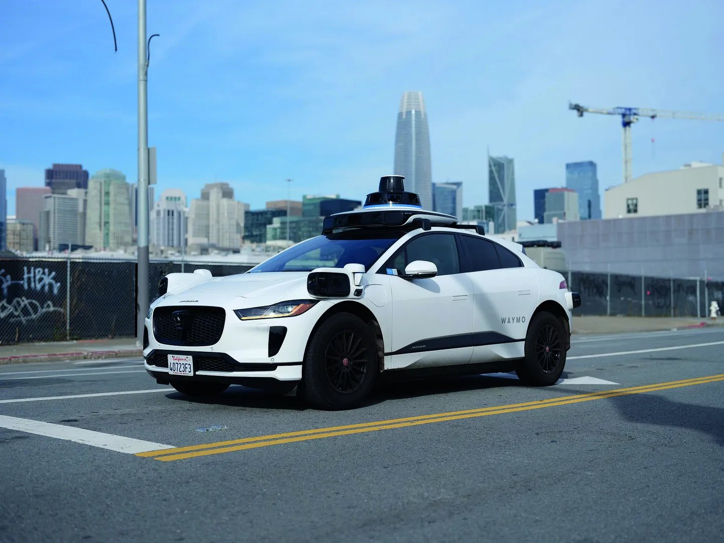 Waymo isejuhtiv takso San Franciscos, pilt on illustreeriv. Los Angeleses toimunud seda tüüpi juhita auto ning kõnniteedel liikuva robotkulleri kokkupõrge ülekäigurajal inimesi ei puudutanud.