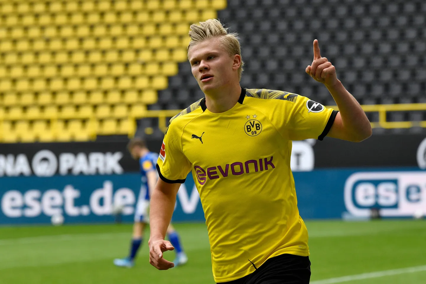 Dortmundi Borussia ründaja Erling Braut Haaland Gelsenkircheni Schalke vastu väravat tähistamas.