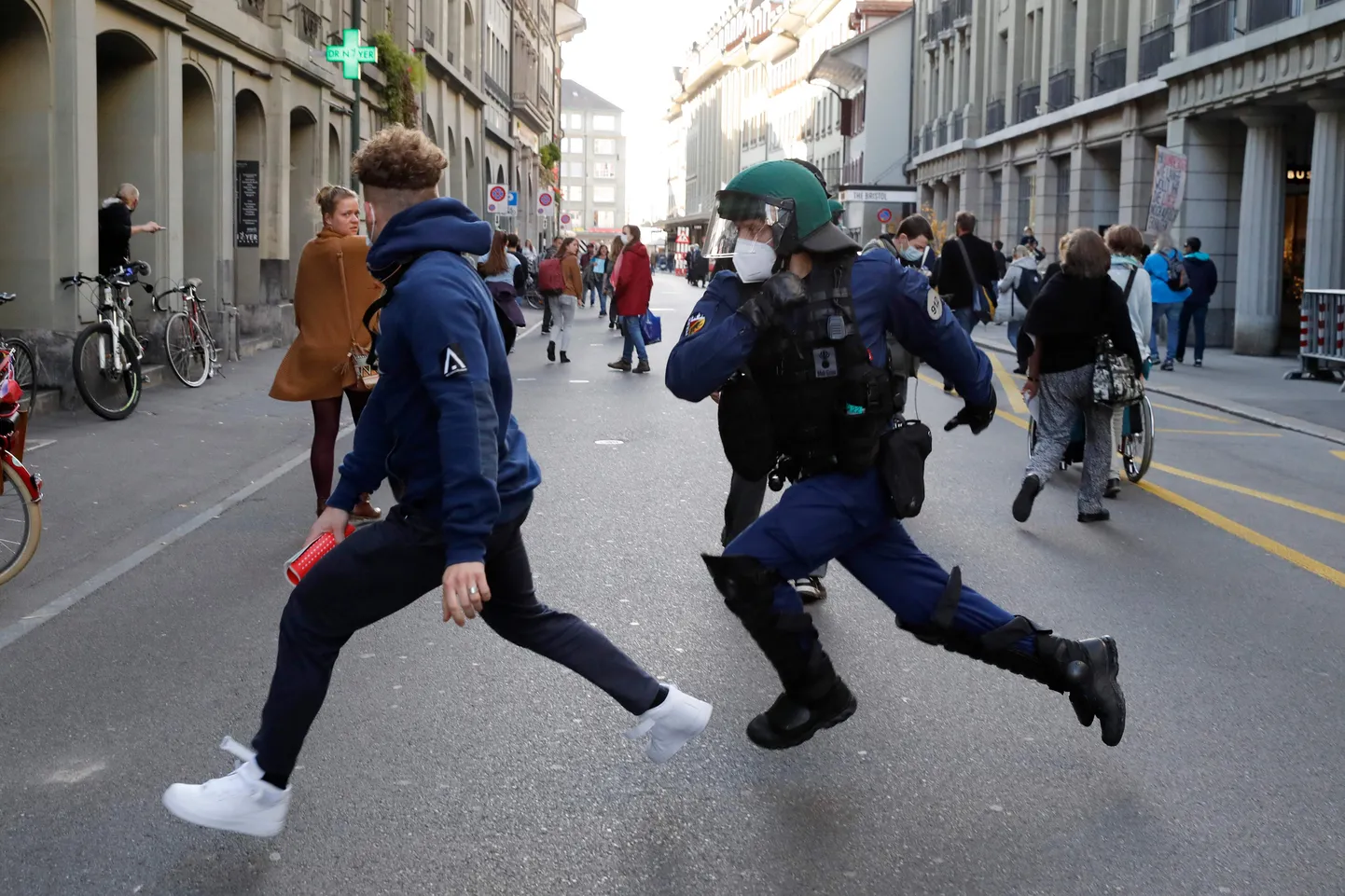 Politsei ajab laiali oktoobri lõpus Bernis toimunud kroonapiirangute vastast protesti.
