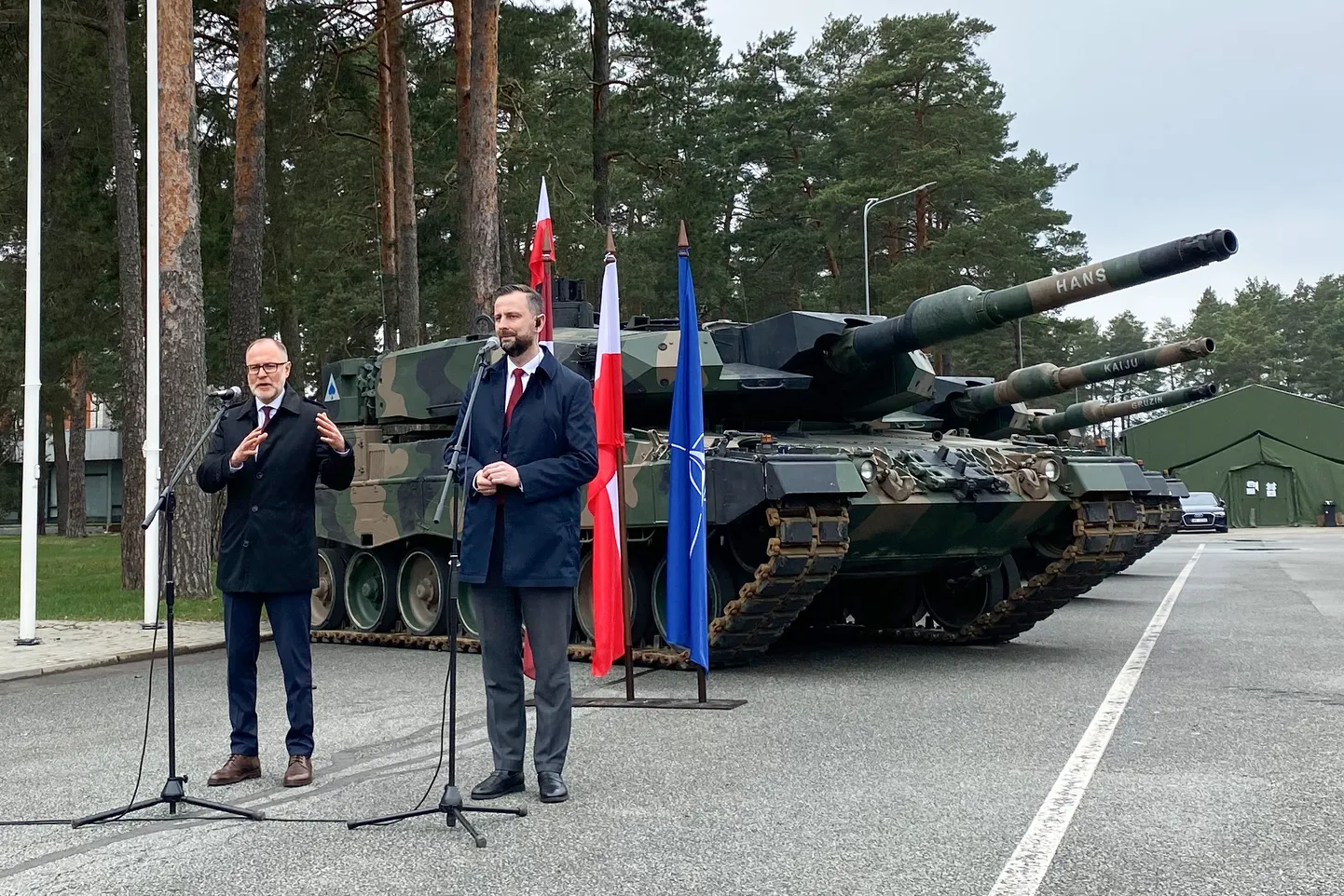 Poola kaitseminister Władysław Kosiniak-Kamysz (paremal) väisas Ādaži sõjaväebaasi koos oma Läti kolleegi Andris Sprūdsiga.