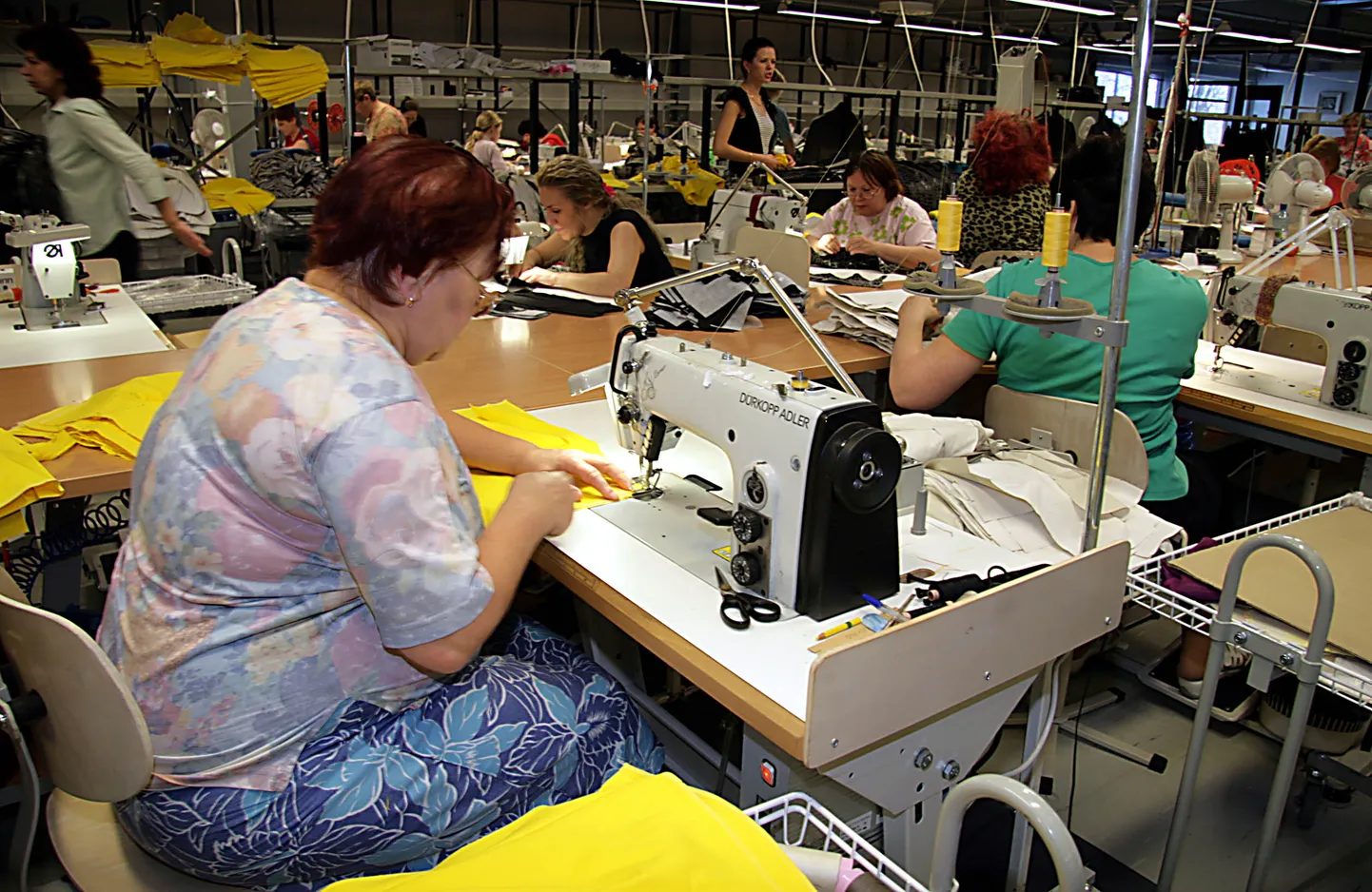 Производственное подразделение "Baltika" многие годы находилось в центре Ахтме, являясь одним из крупнейших работодателей этого района. Данная фотография сделана в тамошнем швейном цехе в 2010 году.