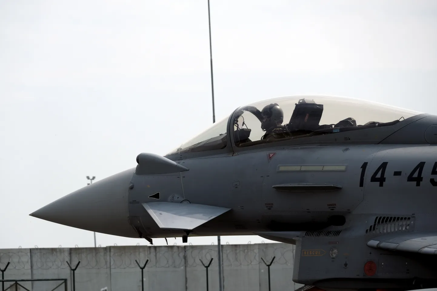 Hispaania piloot valmistub oma Eurofighter Typhoon hävitajal Šiauliai baasist õhku tõusma.