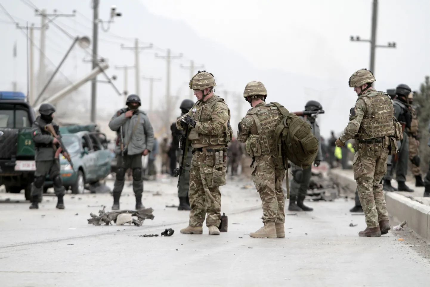 Afganistani politseinikud ja NATO sõdurid plahvatuspaigal Jalalabad-Kabuli maanteel Kabulis.