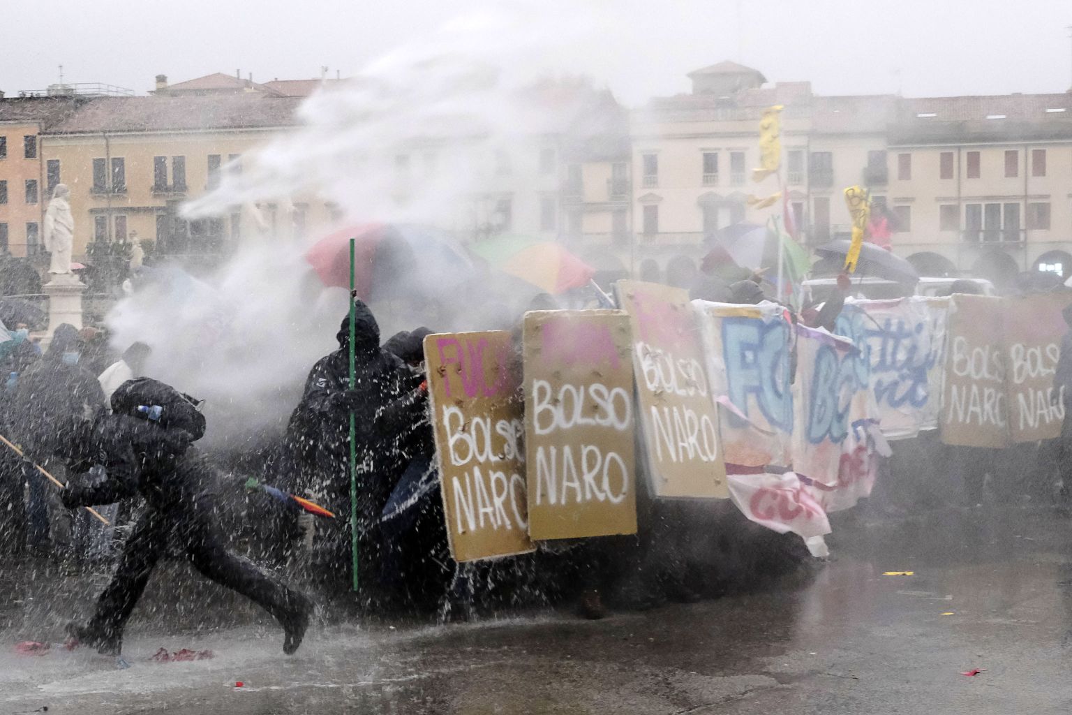 Itaalia politsei esmaspäeval tõrjumas protestijaid, kes tahtsid takistada president Bolsonaro külaskäiku Padova Püha Antoniuse basiilikasse. Lõpuks jäi presidendil basiilika külastamata.