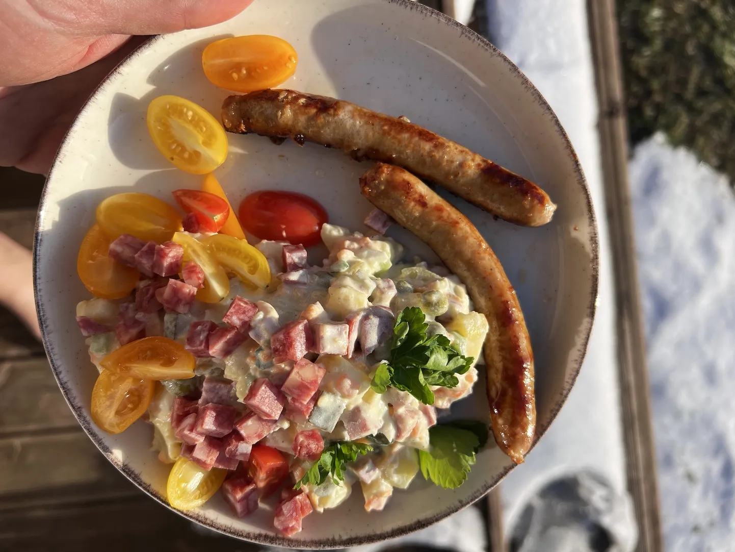 Картофельный салат с полукопченой колбасой с можжевеловым сыром.