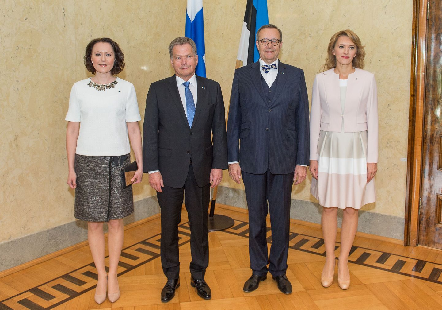 Soome president Sauli Niinistö abikaasaga ja eesti president Toomas Hendrik Ilves kaasaga.