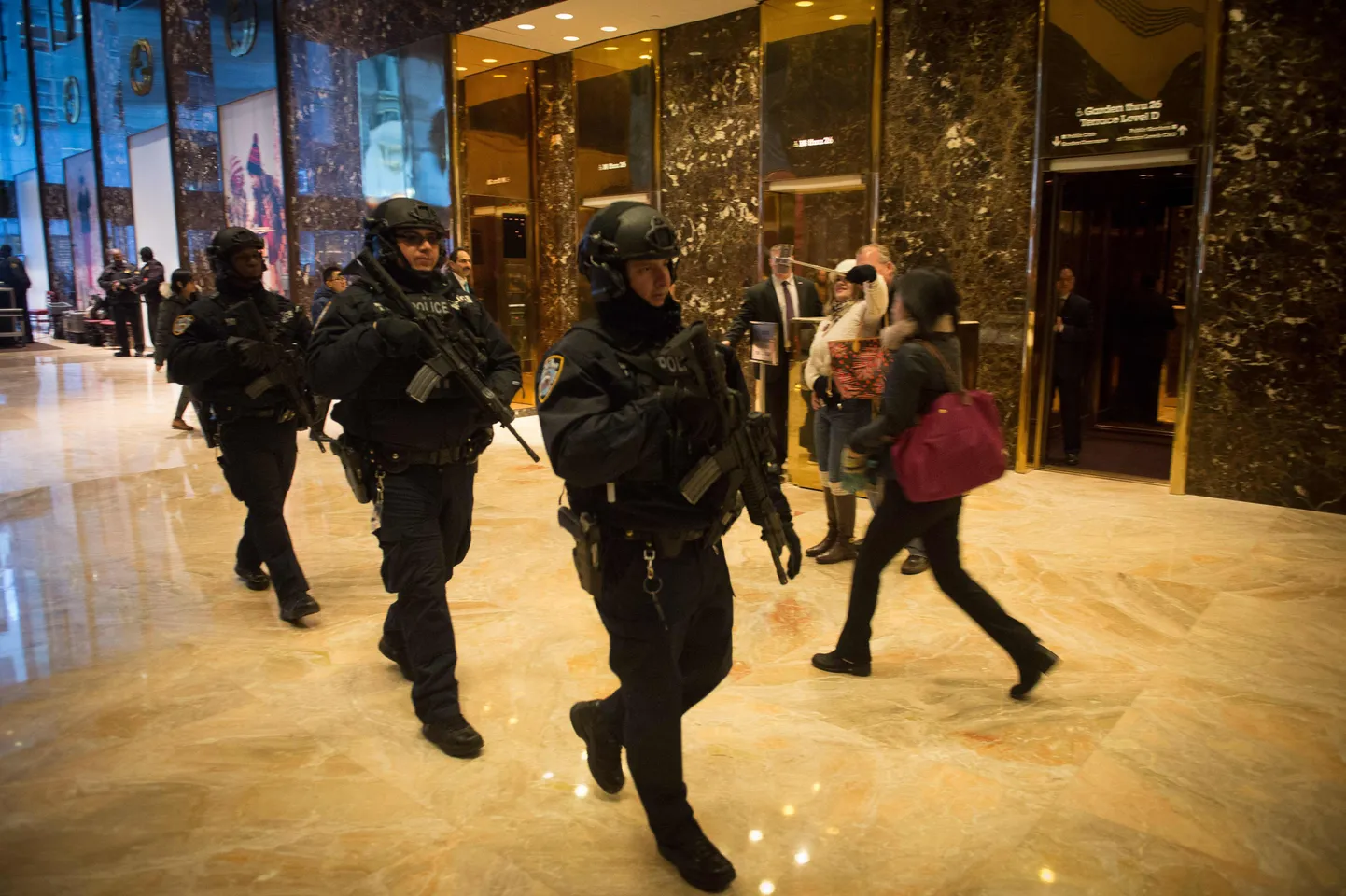 Politseinikud Trump Toweri fuajees.
