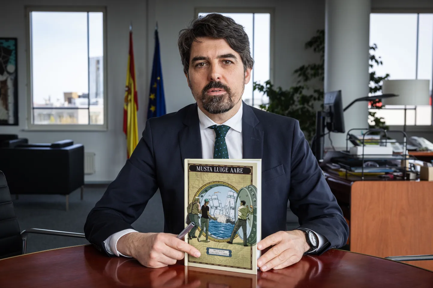Hispaania suursaadik Guillermo Corral van Damme oma äsja eesti keeles ilmunud koomiksiga «Musta luige aare».