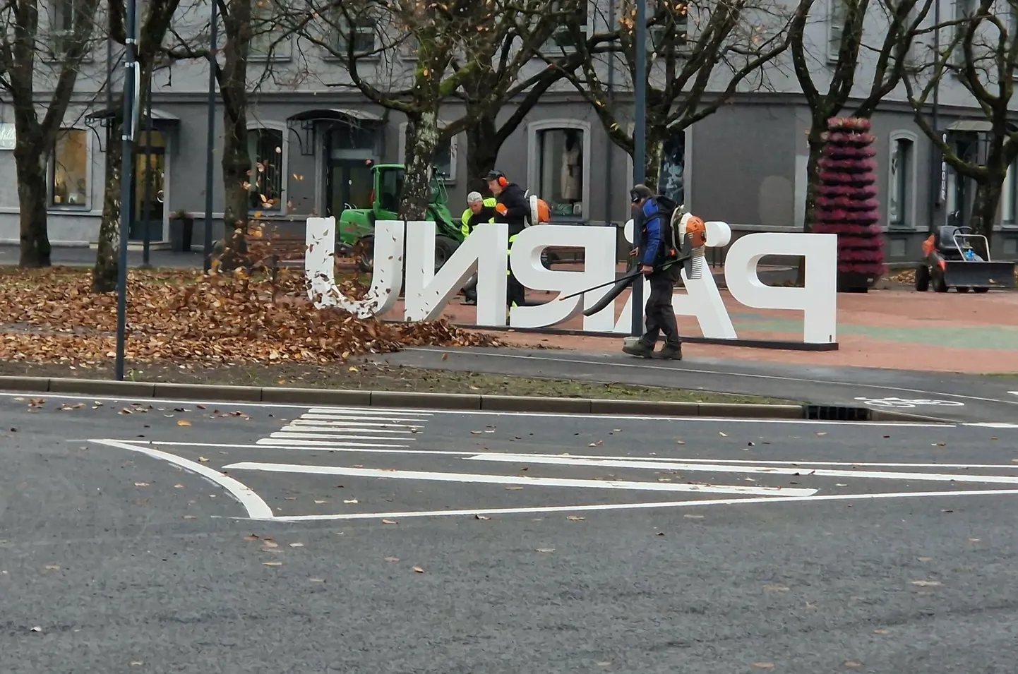 Pärnu linn on võtnud suuna, et tulevikus avalikus ruumis enam lehepuhureid ei kasutata, kuid tänavu sügiselgi on need Pärnu parkides valjult mürisenud.