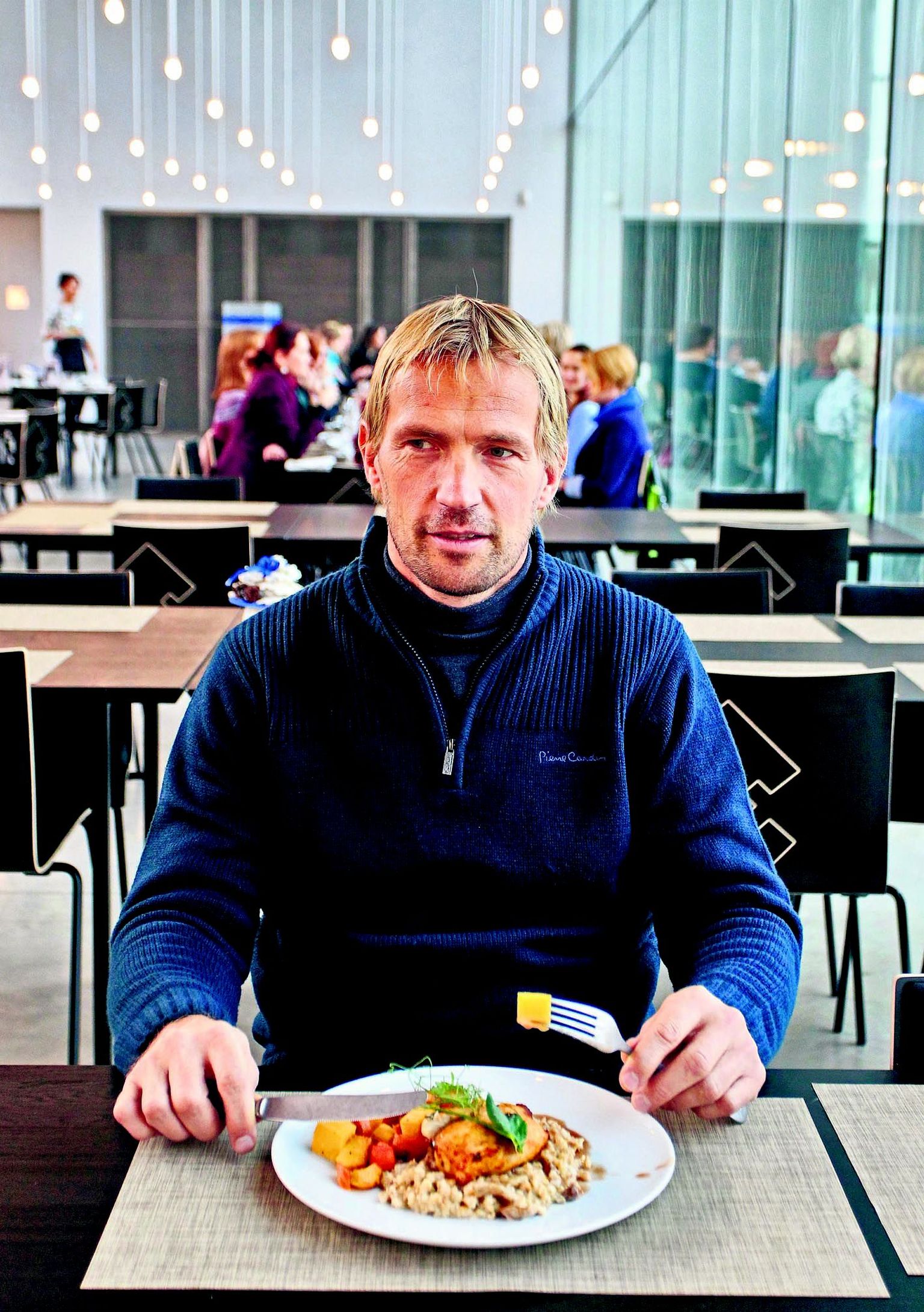 Etnoloog Aivar Jürgenson pistab ERMi restoranis põske tükikese tõeliselt ehedat Eesti juurvilja – naerist. Võõrsil elavatel eestlastel ei kuulu naeris küll kodumaa põhitoitude sekka, nendeks on ikka mulgikapsad, verivorst ja must leib.