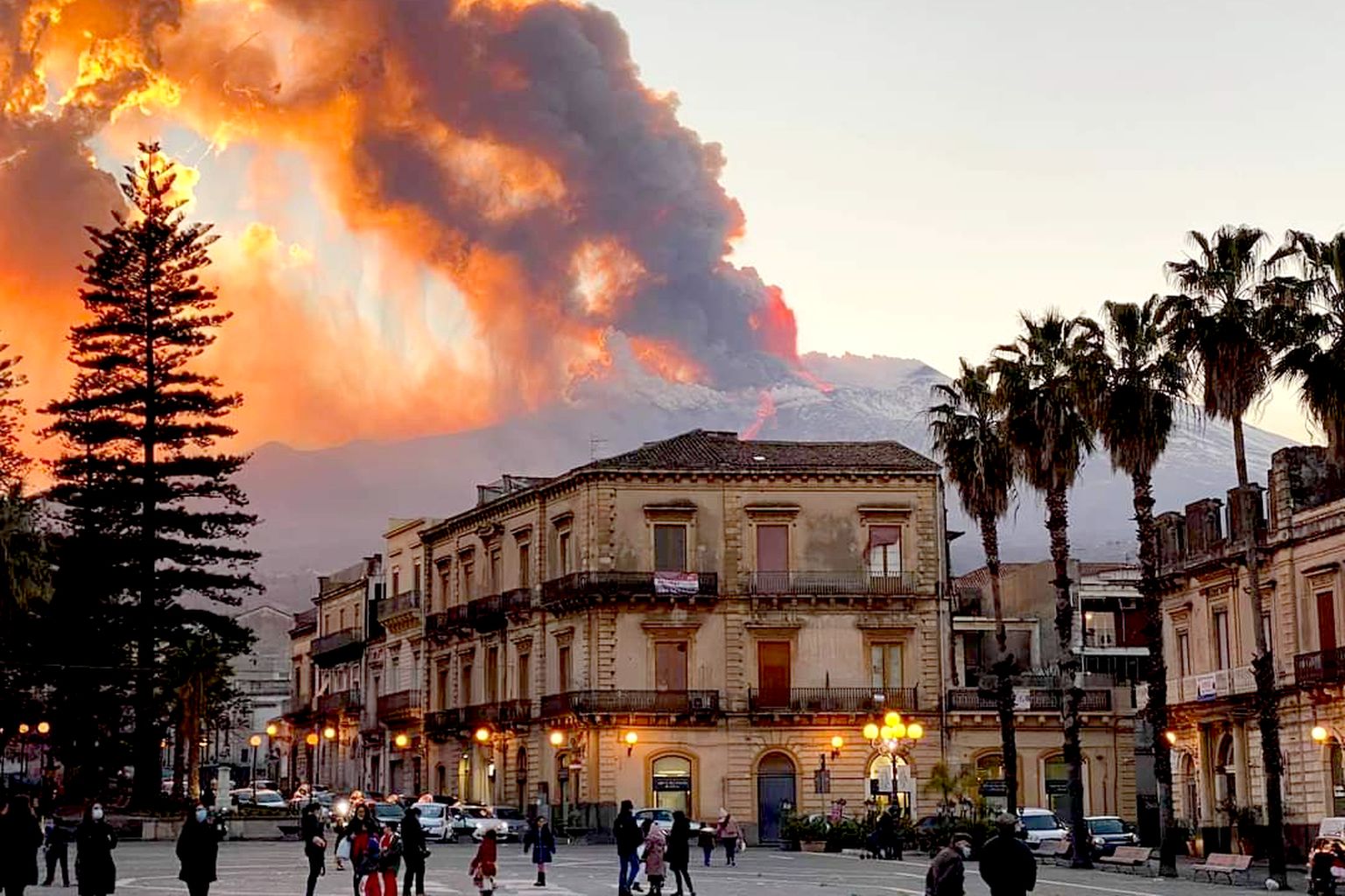 Itaalias Sitsiilias hakkas Etna vulkaan purskama