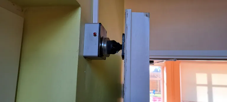 Tuletõkkeukse magnetsulgur aitab ust lahti hoida. Häire korral magnetväli kaob, uks sulgub ja lukustub automaatselt.