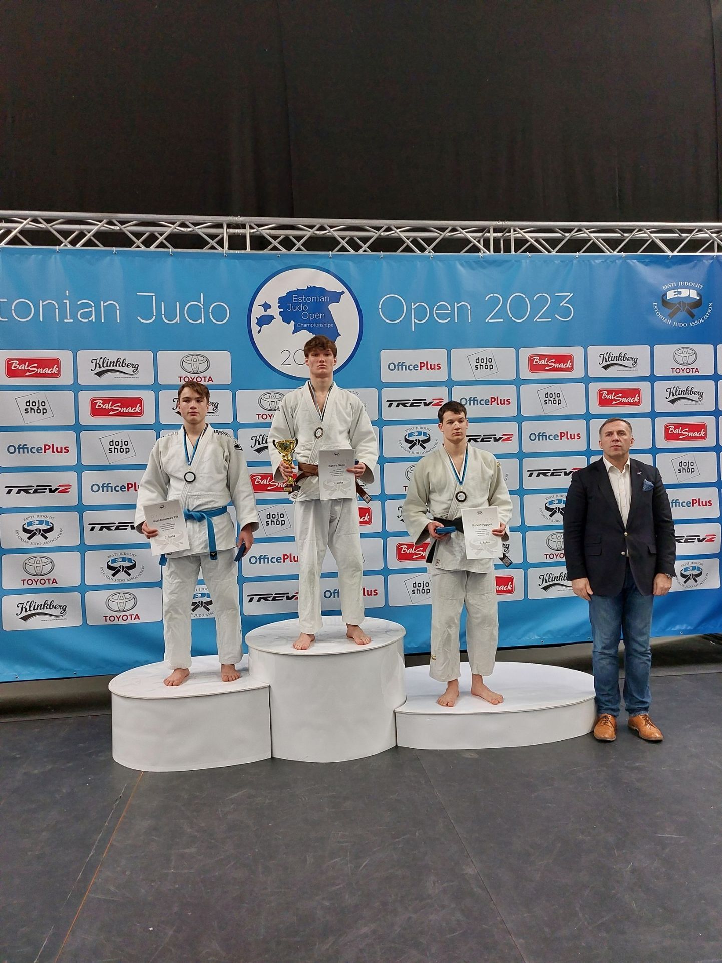 Pildil juunioride kehakaalu -81kg medalistid ja Eesti Judoliidu president Kaido Kaljulaid.