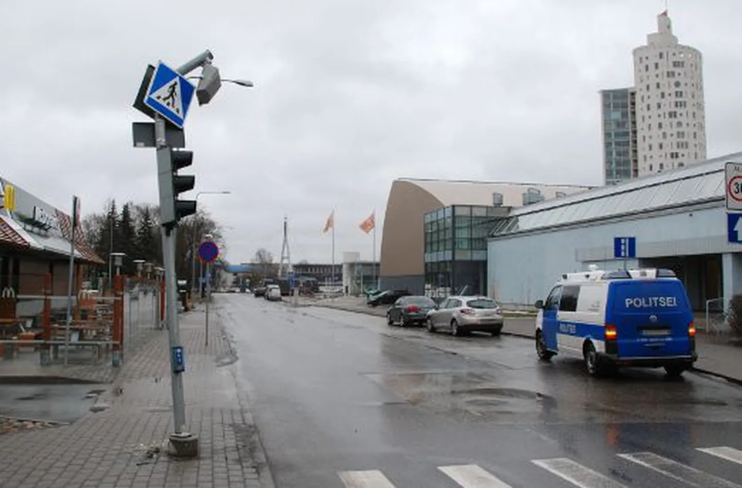 Tartus Turu ja Sadama tänava ristmikul sõitis seni tabamata juht puruks valgusfoori posti.
