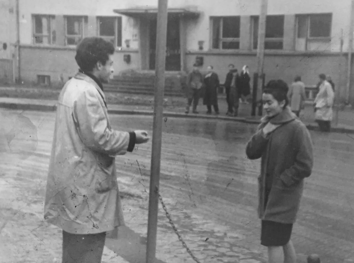 Naftolijs Gūtmans un māksliniece Ira Zariņa Panevēžā 1962. gadā, teātra izrādes "Makbets" apmeklējuma laikā (Andreja Ģērmaņa foto)