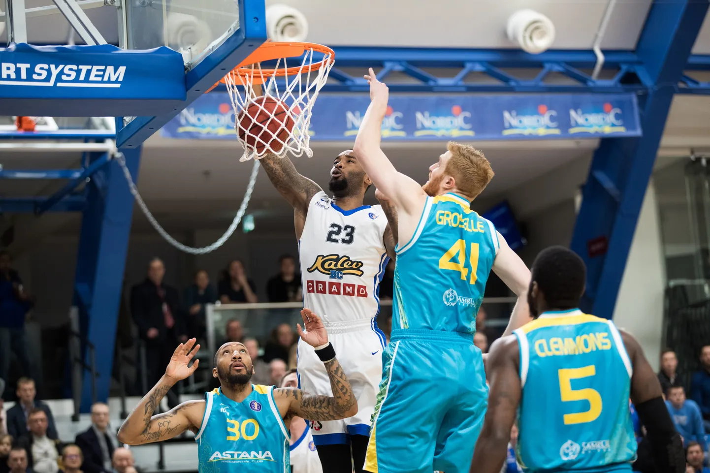 BC Kalev/Cramo keskmängija Arnett Moultrie eilses mängus Astana vastu pealtpanekul.