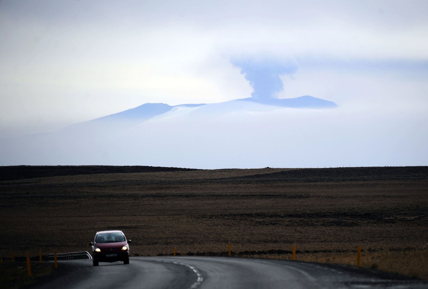 Islandi vulkaanist tõusev tuhk ja suits.