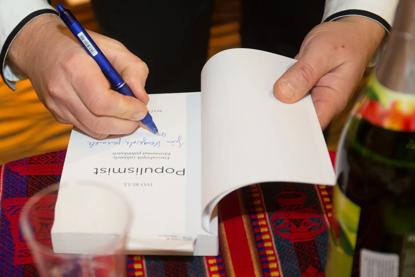 Tallinn. 01.13.2015. Ivo Rull jagas autogramme oma raamatusse "Populismist" raamatupoes Apollo, Kristiine keskuses. FOTO: JAANUS LENSMENT/POSTIMEES