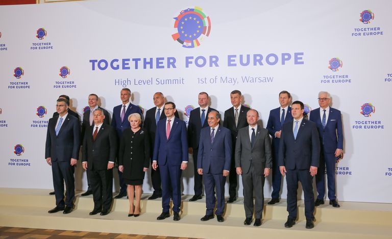 Osalesid 2004. aastal ning hiljem Euroopa Liitu astunud 13 liikmesriigi juhid.