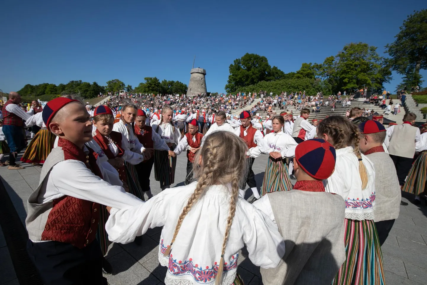 Hetk Virumaa tantsupeost "Mängu ilu" Rakvere Vallimäel.