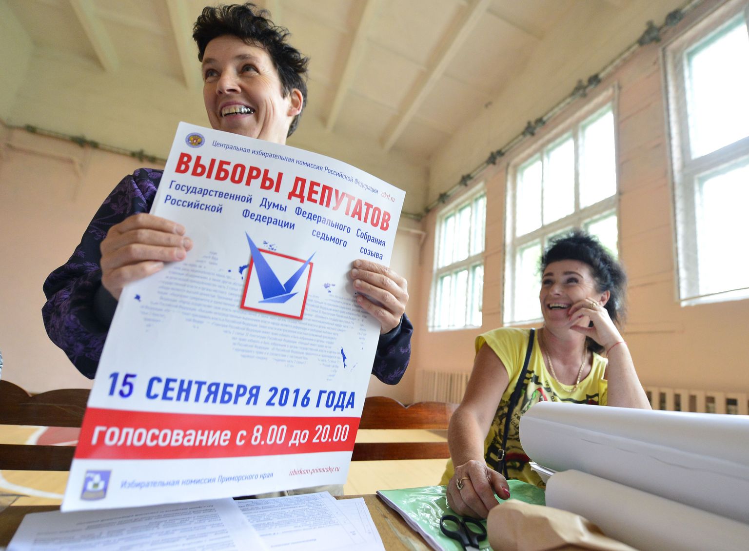 Primorski krai valimisametnikud suursündmuseks valmistumas. Ümbrikust väljuvad hääletussedelid.