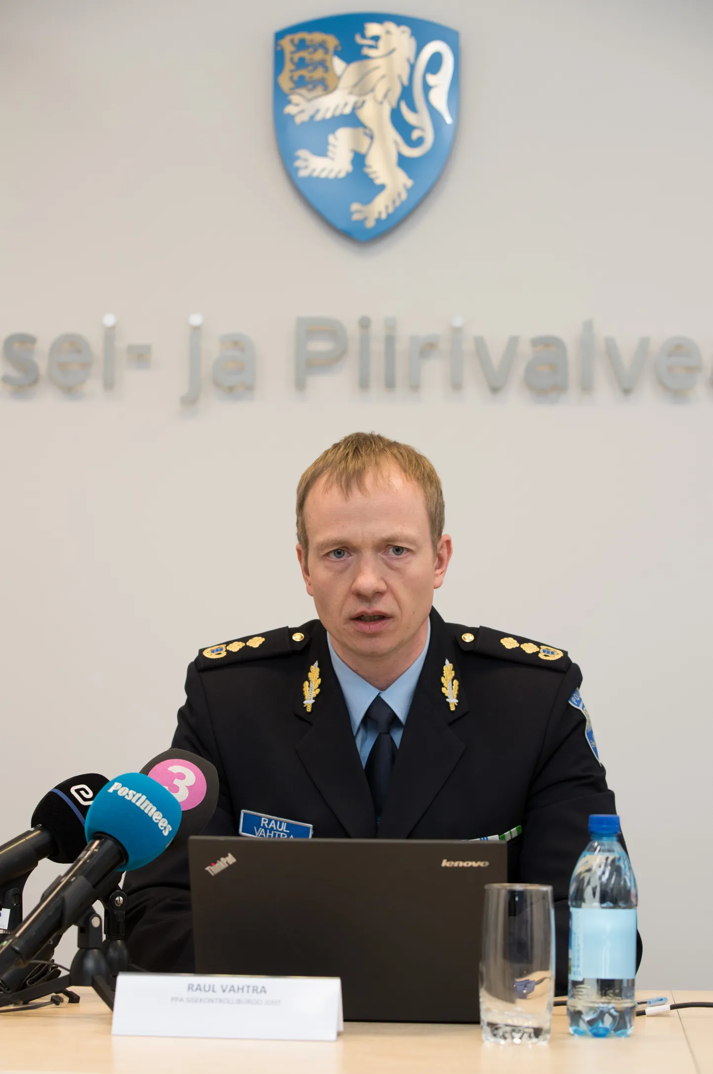 Politsei- ja piirivalveameti sisekontrollibüroo juht Raul Vahtra ütleb, et kolleegi tabanud lasu teinud kiirreageerija on oma karistuse saanud teadmisega, et pani töökaaslase eluohtlikku olukorda.