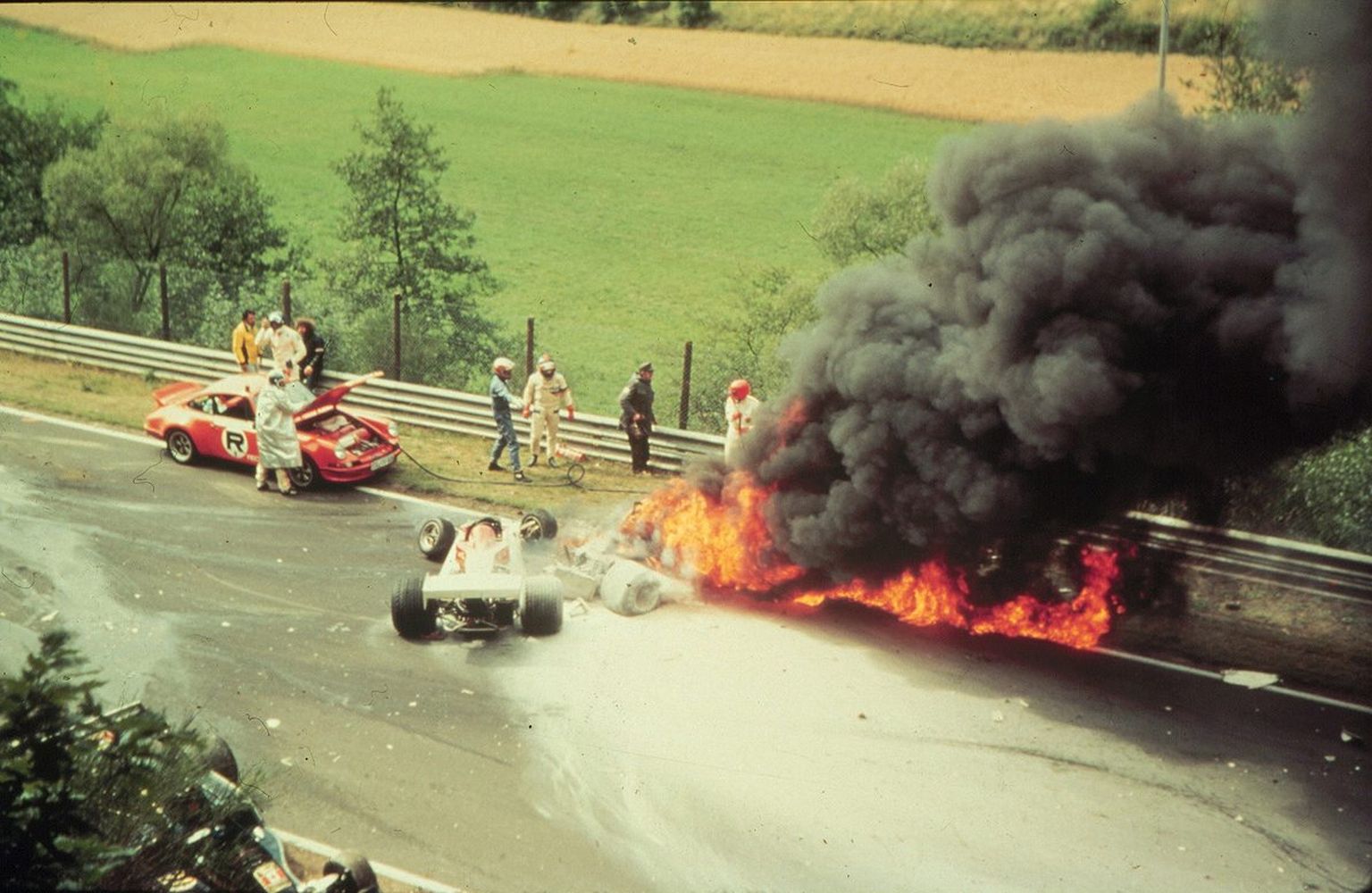 1. augustil 1976. aastal Nürburgringil ränka avariisse sattunud kolmekordne vormel 1 maailmameister Niki Lauda jäi imekombel ellu.