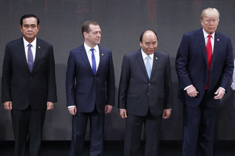 Riigijuhid Manilas ASEANi tippkohtumisel: (vasakult alates) Tai peaminister Prayuth Chan-ocha, Venemaa peaminister Dmitri Medvedev, Vietnami peaminister Nguyen Xuan Phuc ja USA president Donald Trump