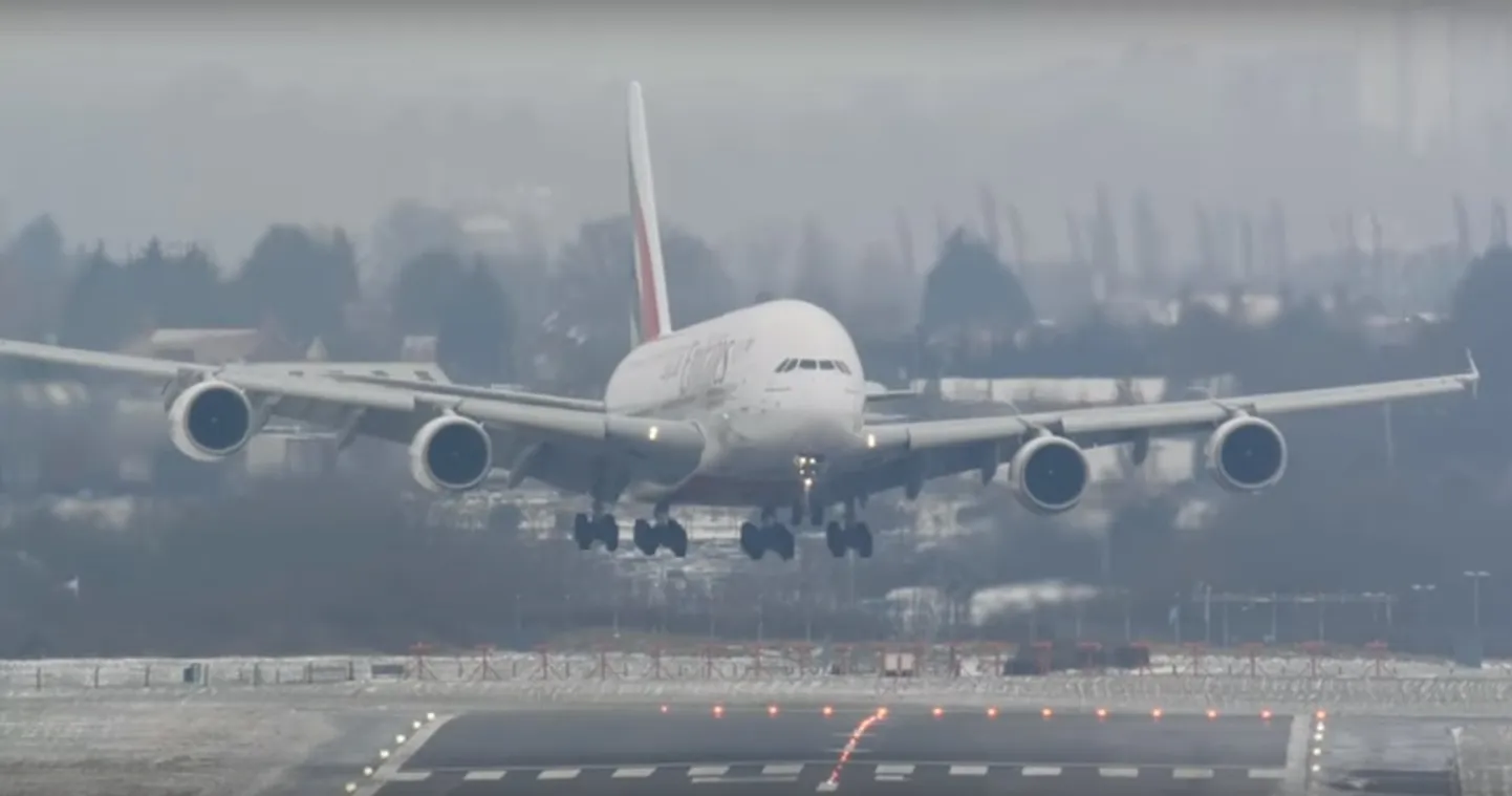 Авиалaйнер Airbus. Скриншот видео.
