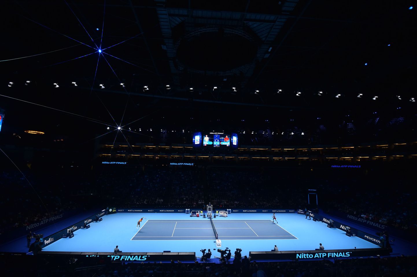 Austria's Dominic Thiem (R) plays against Japan's Kei Nishikori (L) during their men's singles round-robin match on day five of the ATP World Tour Finals tennis tournament at the O2 Arena in London on November 15, 2018. (Photo by Glyn KIRK / AFP)