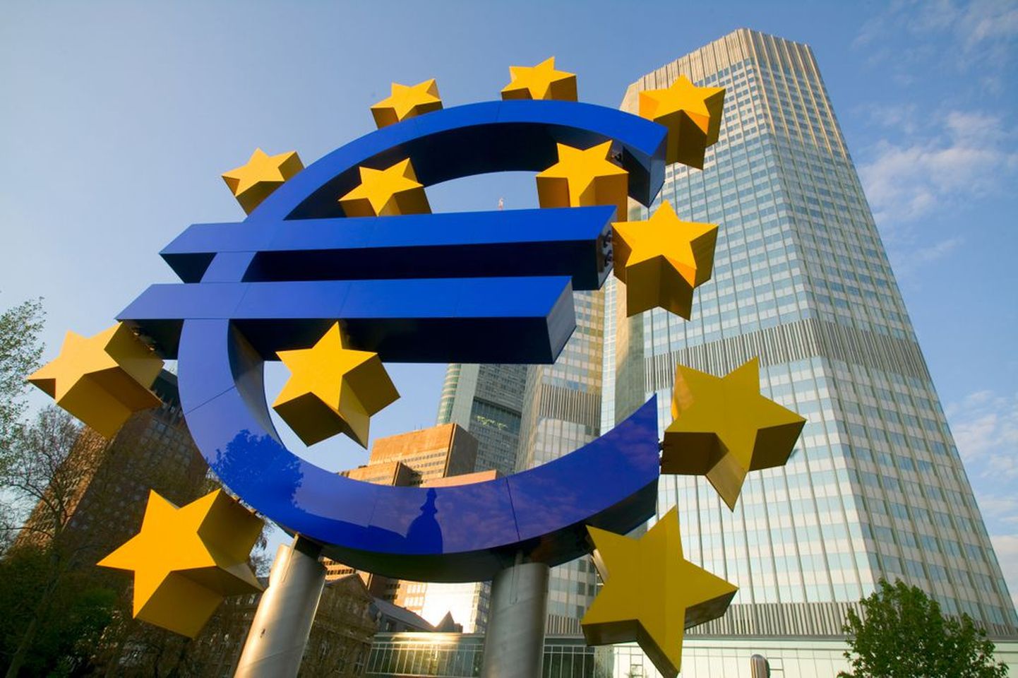Pildil on euro sümbol Euroopa keskpanga hoone ees..