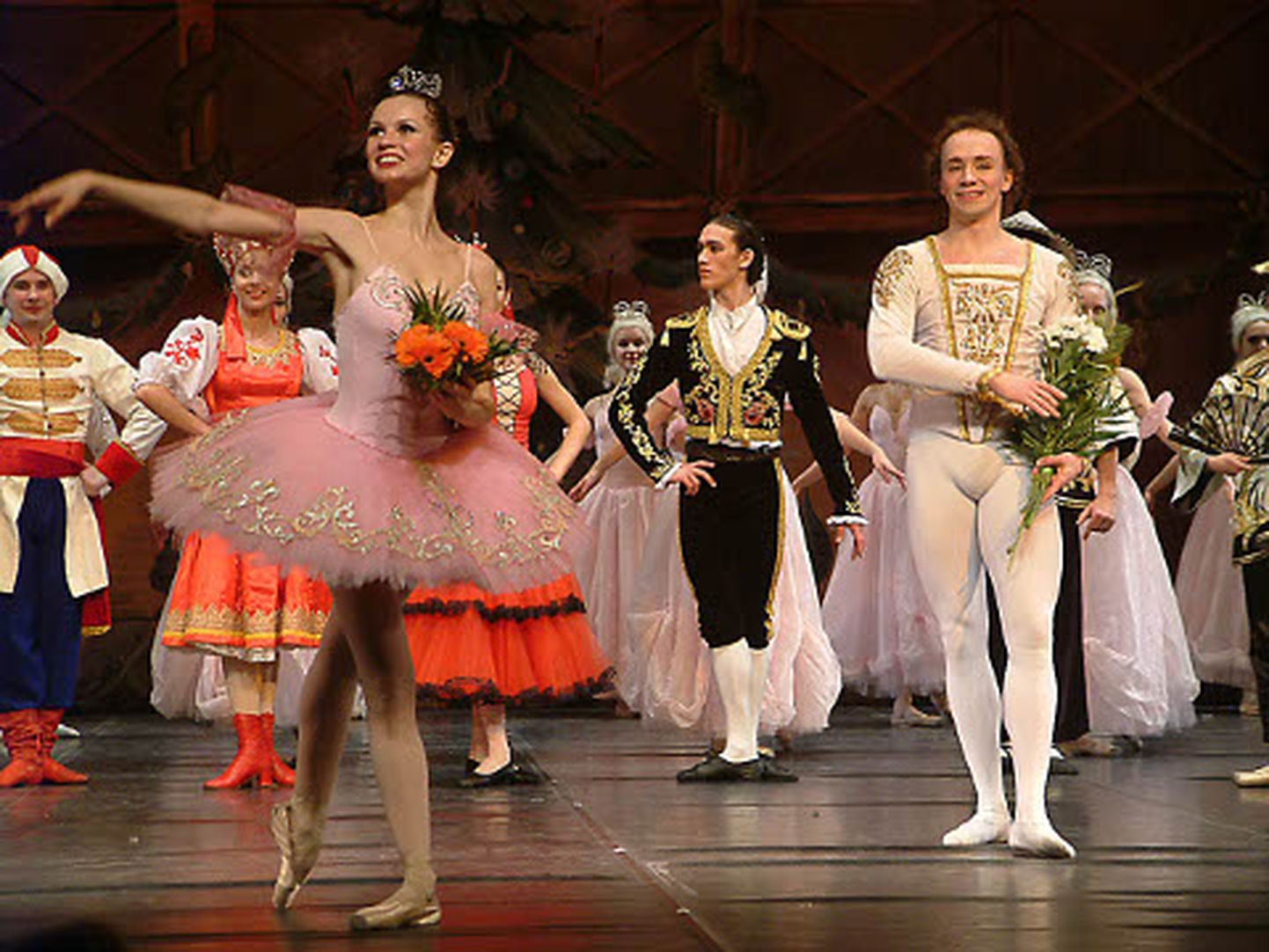 Vene balletiartiste ei lastud pikka aega lavalt ära, eriti tormiliselt plaksutati solistidele Elmira Bautdinovale ja Anton Ploomile.