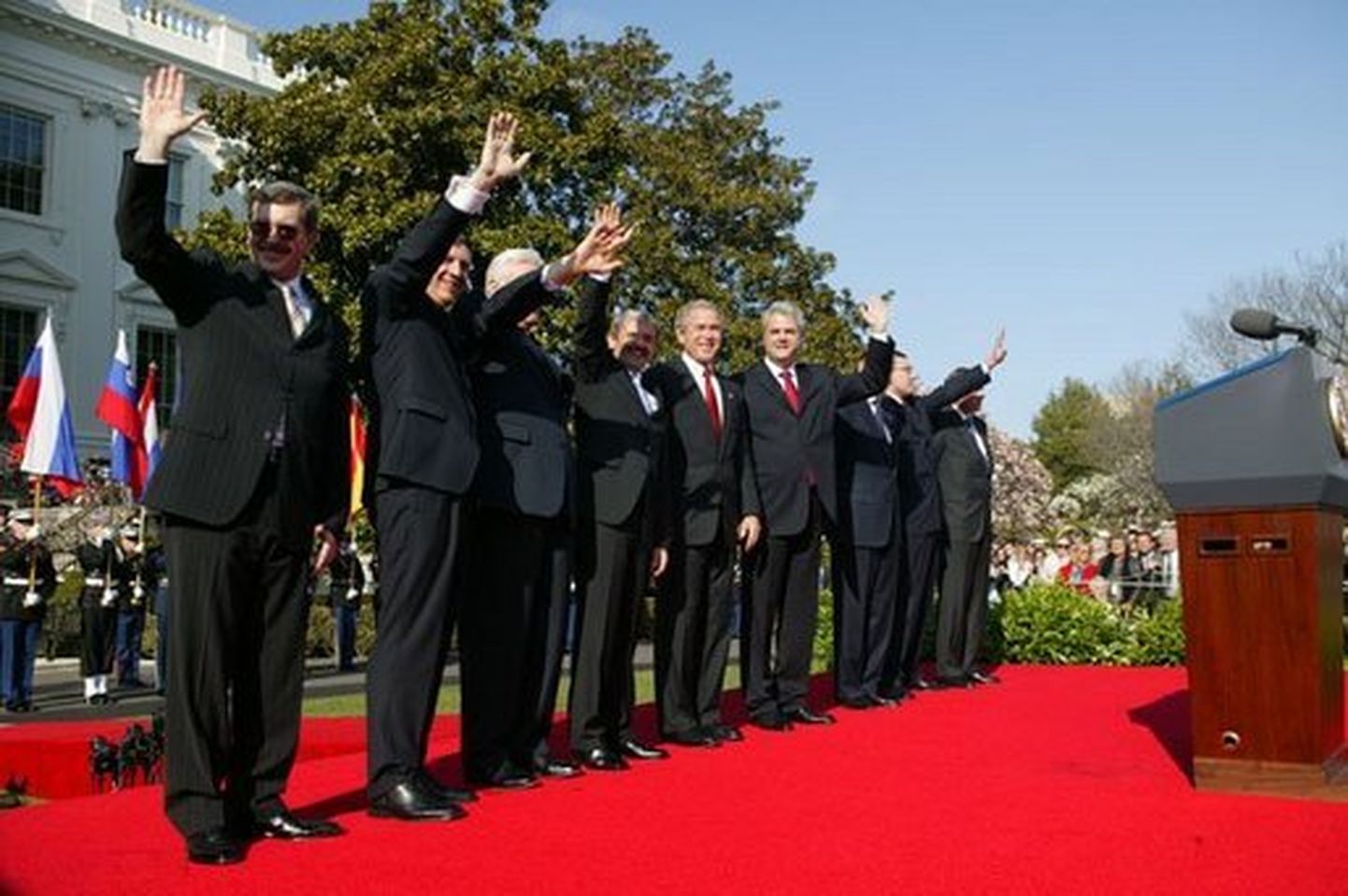 NATO riikide juhid pärast uute liikmesriikide pidulikku vastuvõtmist 2004. aastal
