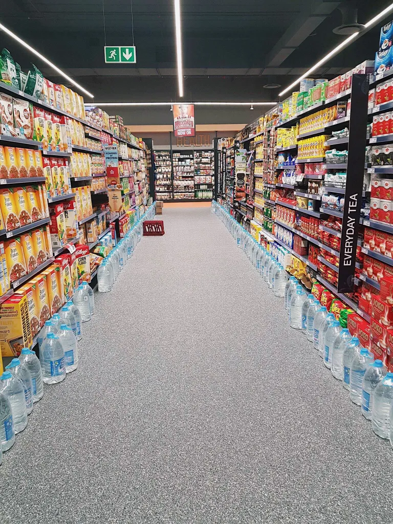 Veepudelid ei mahu enam riiulitele ära ning on asetatud põrandale.