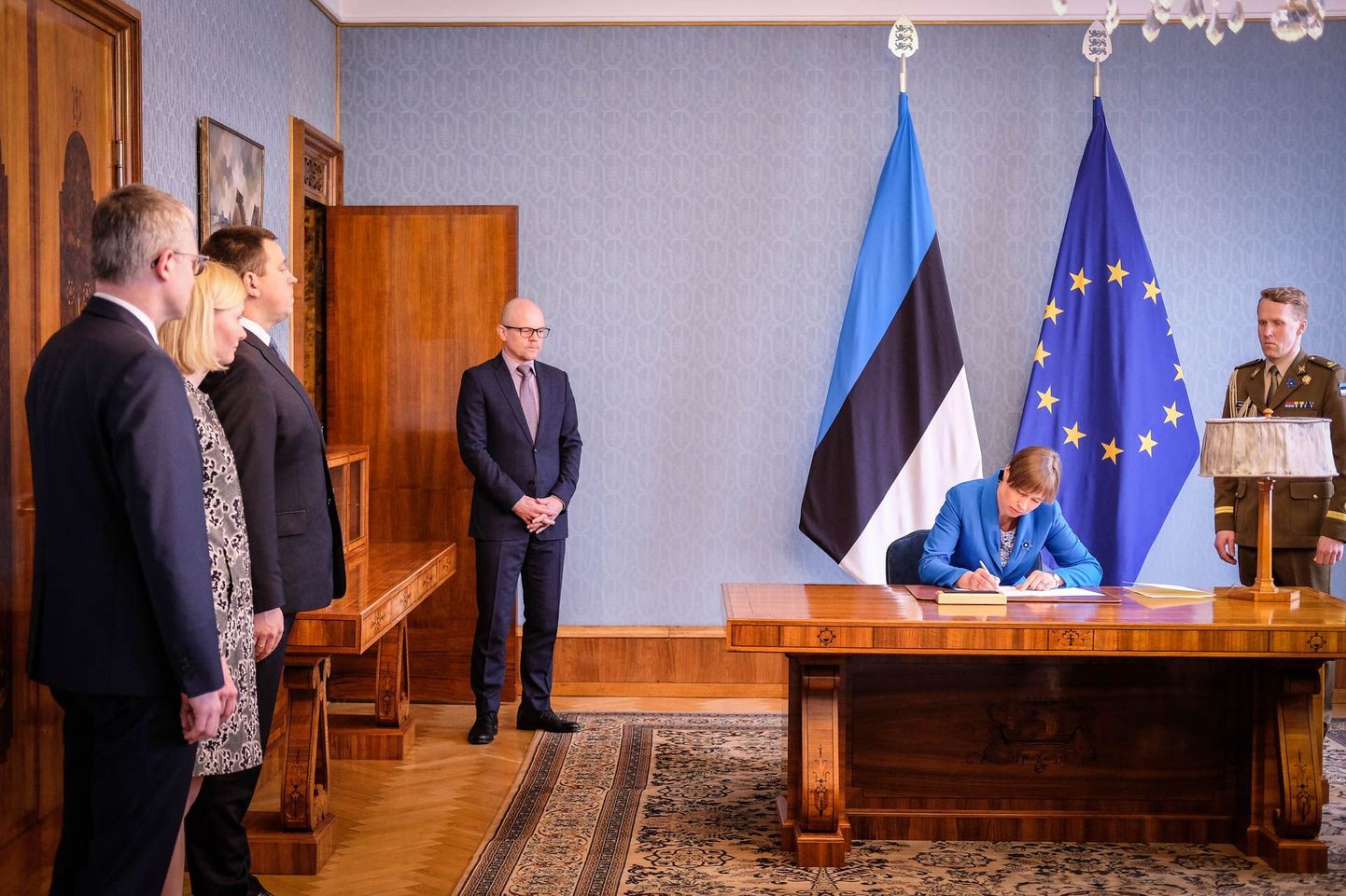 President Kersti Kaljulaid allkirjastas otsuse uute ministrite ametisse nimetamise kohta.