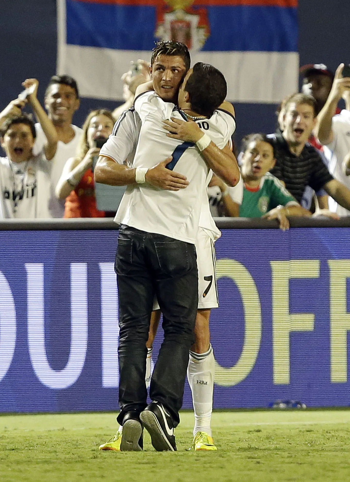 Форвард «Реала» Криштиану Роналду вступился за своего фаната, арестованного за попытку обнять футболиста во время матча.