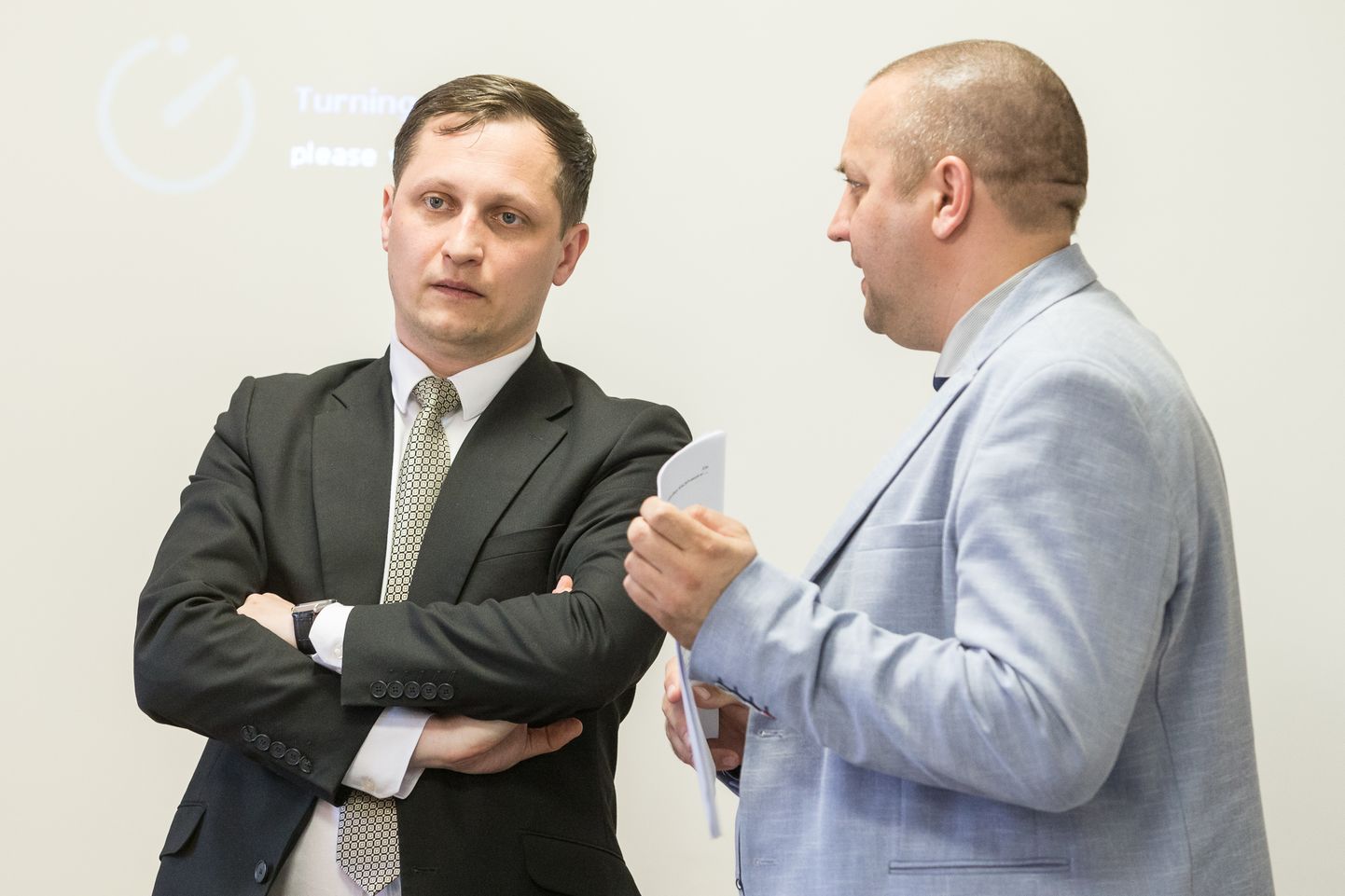 Keskerakonna esinumber Dmitri Dmitrijev (vasakul) võib nende valimiste järel Risto Lindebergilt Lüganuse vallavolikogu esimehe koha taas tagasi võtta.
