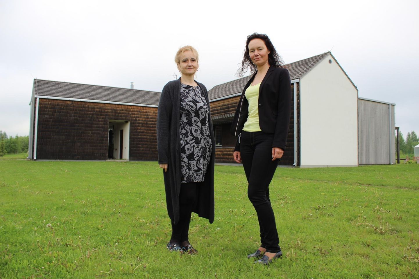 Sandra Tänavots ja Leila Lindsalu Tapal tule­vase autistide maja ees.