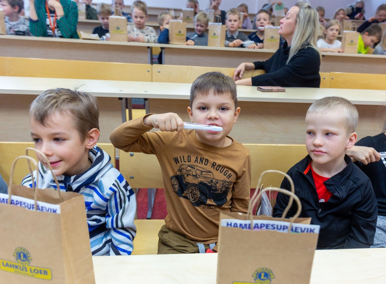 Lahkuse päeva puhul kinkisid Lions-klubid üle Eesti igale esimese klassi õpilasele hambaharja ja -pasta. Suuhooldusvahendid said kingiks ka Viljandi Jakobsoni kooli õpilased.