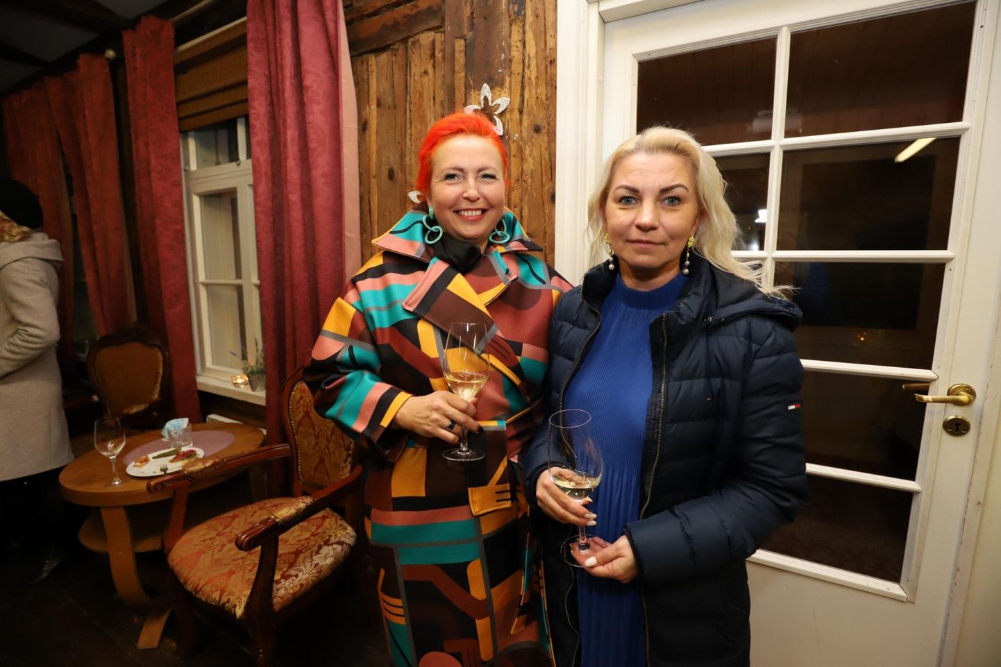 Liivika Toming (paremal) kogus Rakveres erakonna esinumbrina 209 häält ja pääses linnavolikokku. Vasakul samas nimekirjas kandideerinud Mari Riina Mölder.